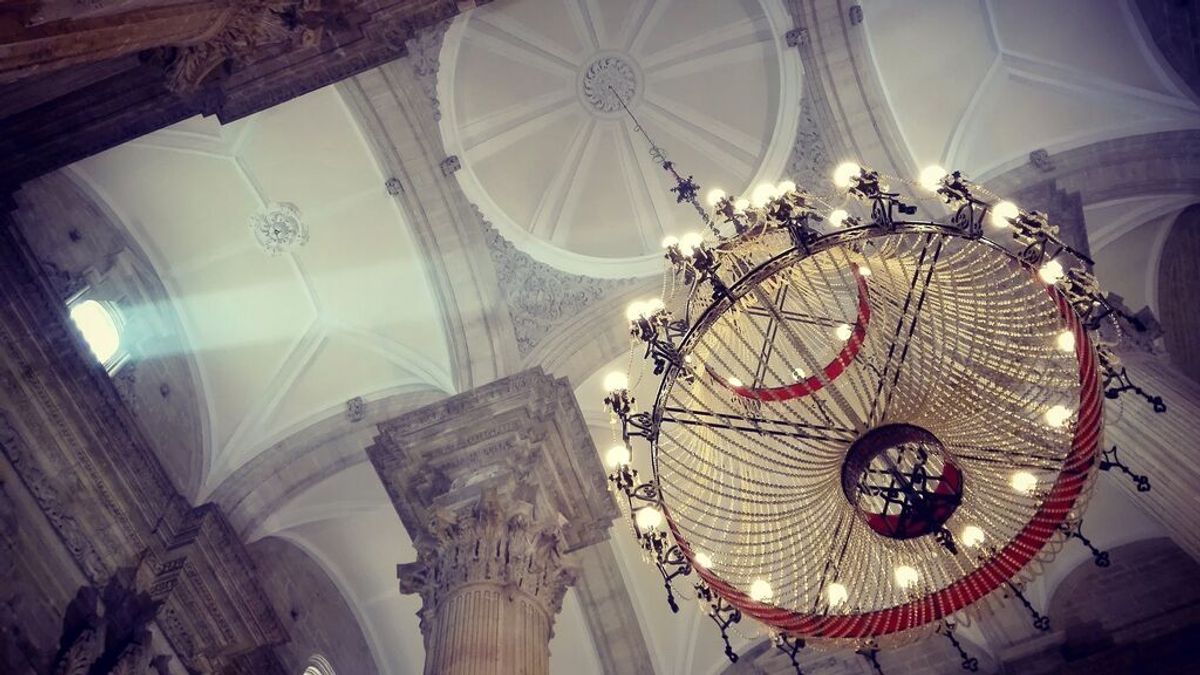 El párroco de una iglesia de Lleida pide dinero a sus fieles para pagar la luz: "La subida también nos perjudica" El párroco de una iglesia de Lleida pide dinero a sus fieles para pagar la luz: "La subida también nos perjudica"