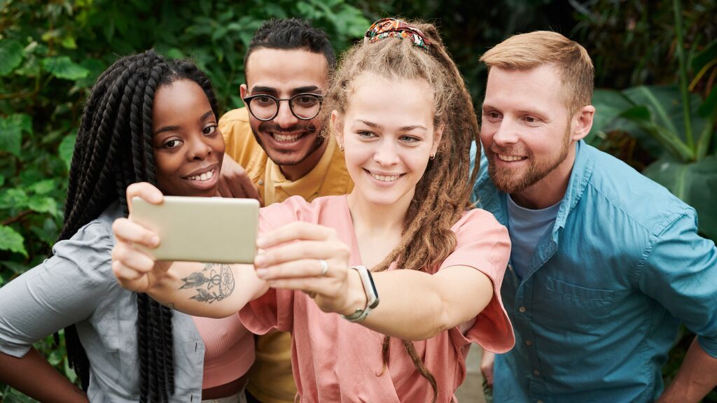 Sanidad advierte del 'peligro' de los selfies: afirma que facilitan la propagación de piojos entre adolescentes