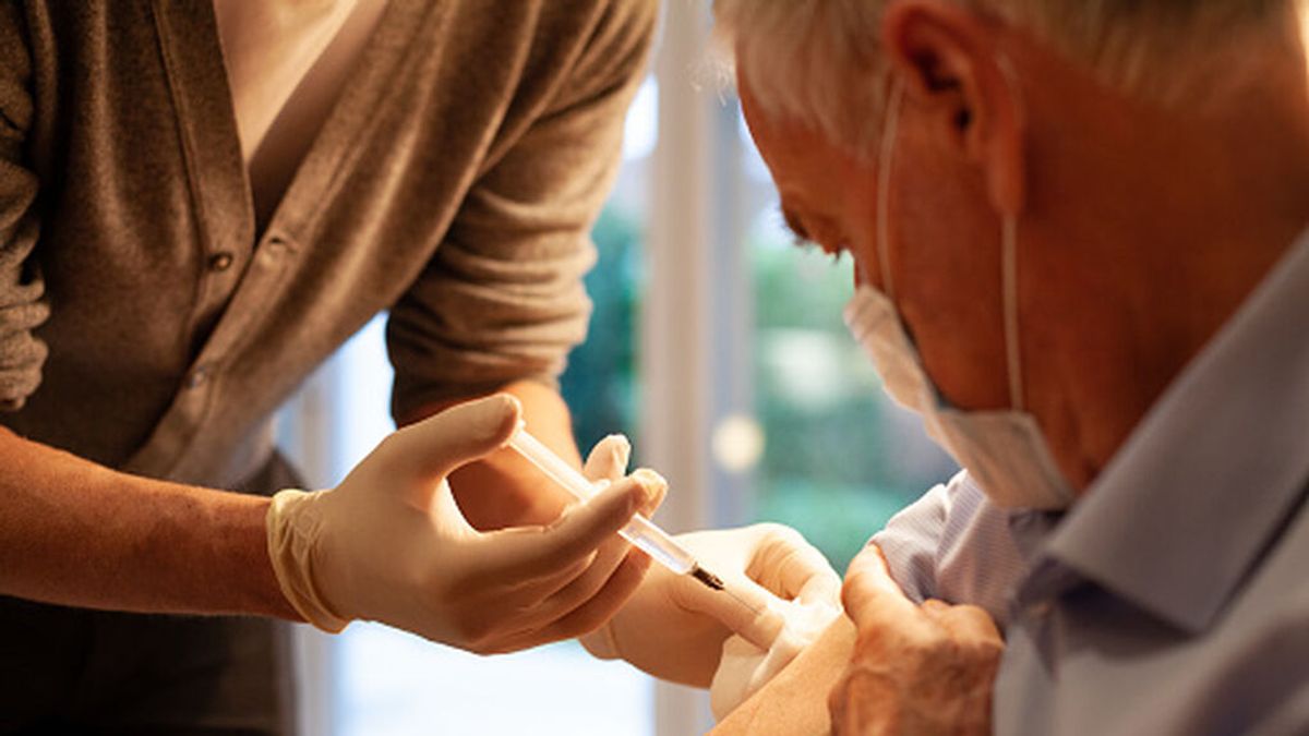 Sanidad y varias comunidades estudian hacer coincidir la tercera dosis de la vacuna de la covid con la de la gripe Sanidad y varias comunidades estudian hacer coincidir la tercera dosis de la vacuna de la covid con la de la gripe