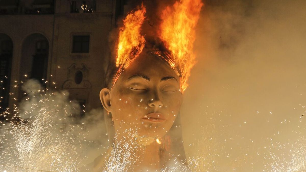El fuego reduce a cenizas las Fallas del coronavirus, año y medio después El fuego reduce a cenizas las Fallas del coronavirus, año y medio después