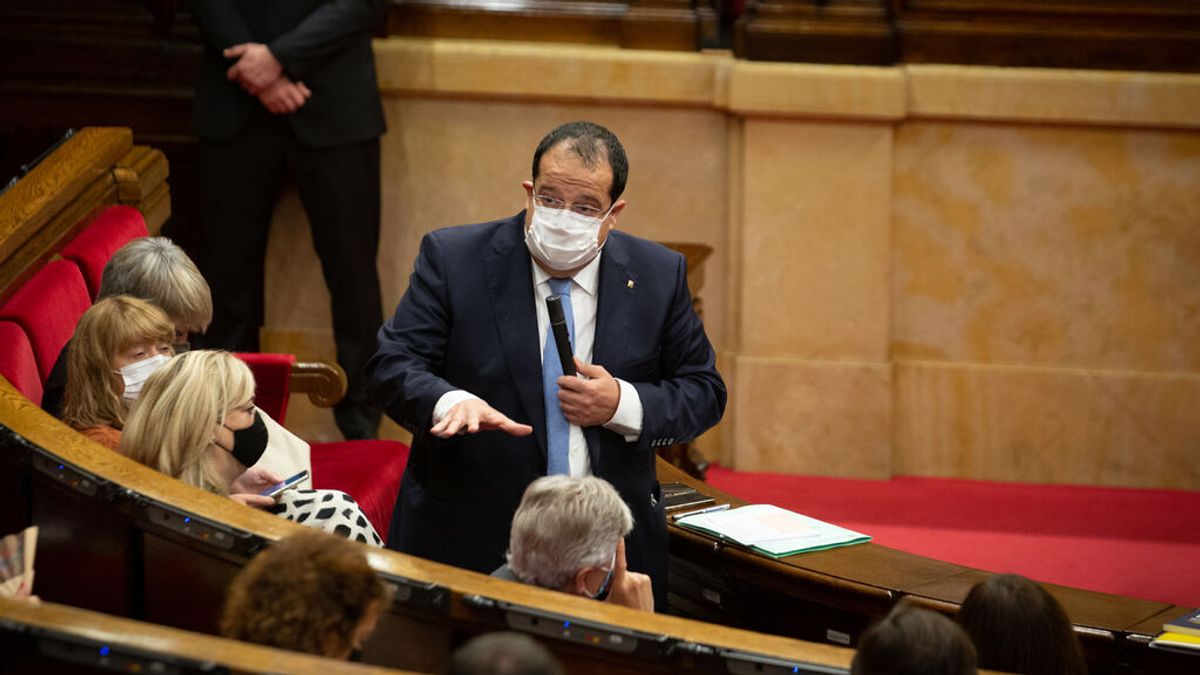 El conseller de Interior pide proporcionalidad a los mossos en los botellones: "Son faltas administrativas, no delitos" El conseller de Interior pide proporcionalidad a los mossos en los botellones: "Son faltas administrativas, no delitos"
