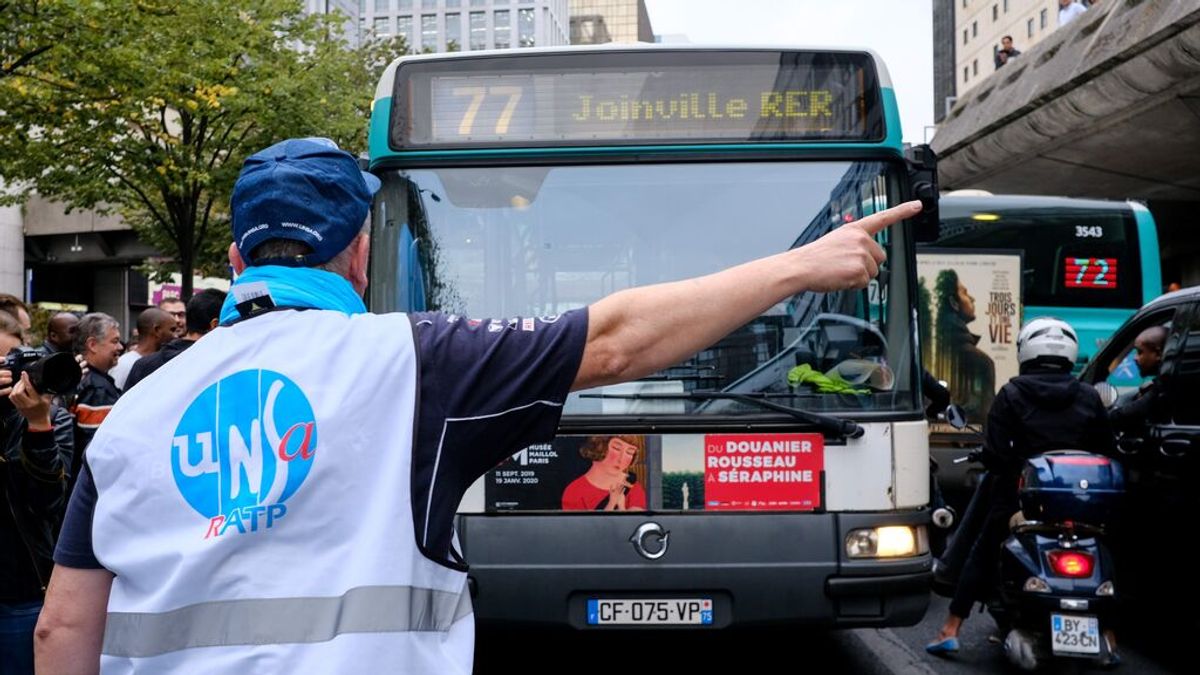 Una mujer olvida un bolso con 40.000 euros en un autobús de Nimes Una mujer olvida un bolso con 40.000 euros en un autobús de Nimes