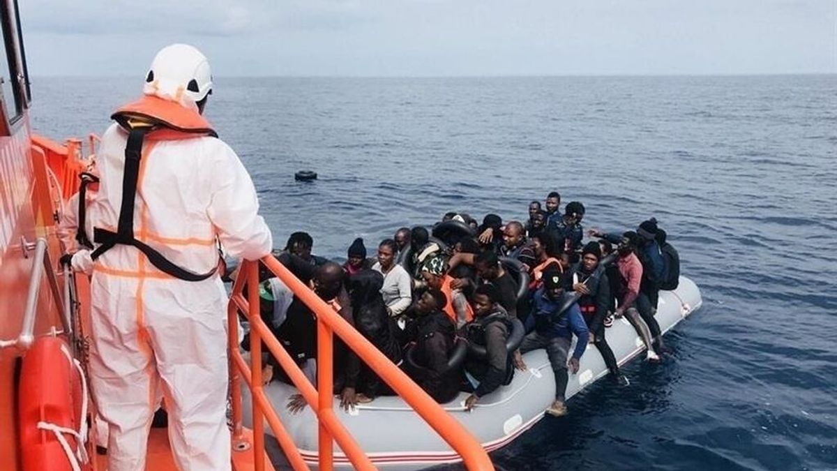 182 inmigrantes llegan a Andalucía este fin de semana: 10 pateras, una rueda de camión y un kayak 182 inmigrantes llegan a Andalucía este fin de semana: 10 pateras, una rueda de camión y un kayak