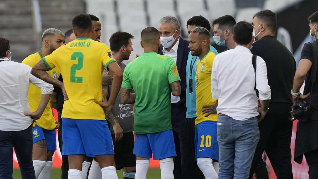 Messi y Neymar, hablando con las autoridades.