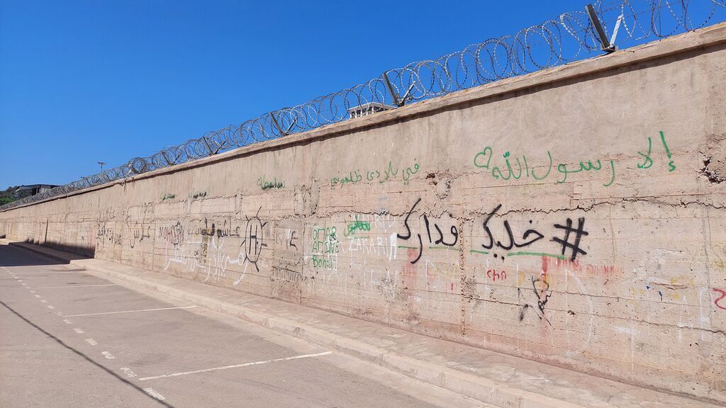 Perspectiva del muro construido para separar el municipio marroquí de Beni Ensar y la ciudad autónoma de Melilla.