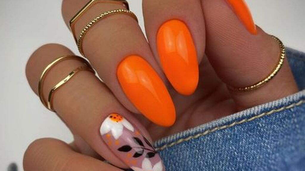 Las uñas naranja también favorecerán muchísimo en la época de verano.