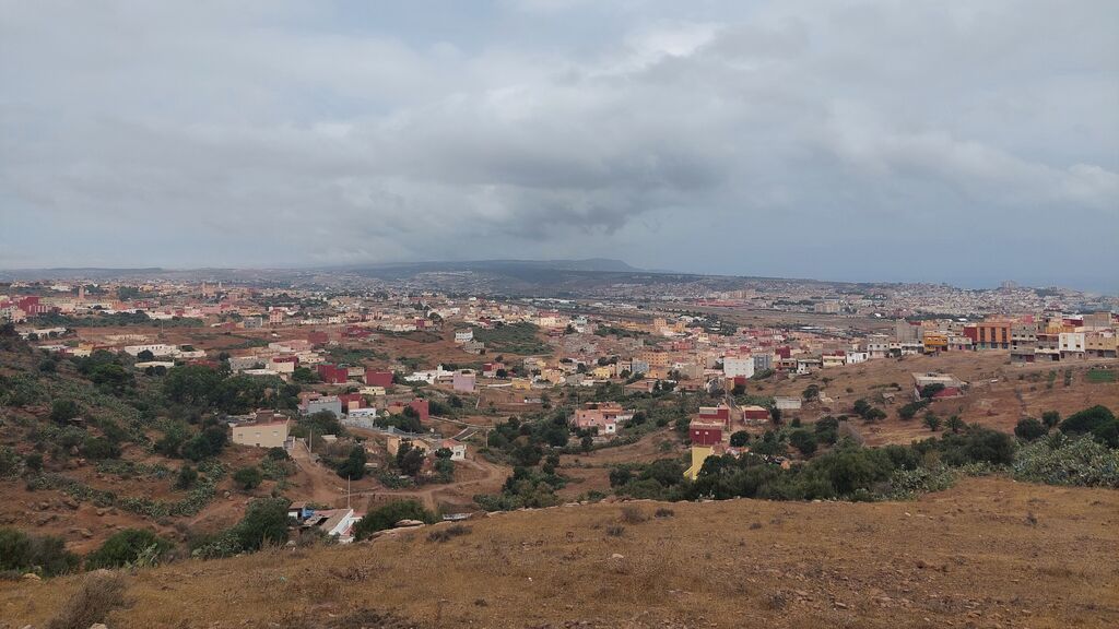 Perspectiva del municipio marroquí de Farjana. Al fondo, Melilla