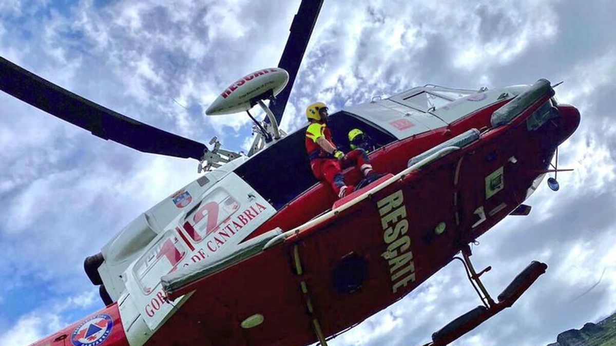 Helicóptero que ha rescatado el cuerpo del hombre fallecido Helicóptero que ha rescatado el cuerpo del hombre fallecido