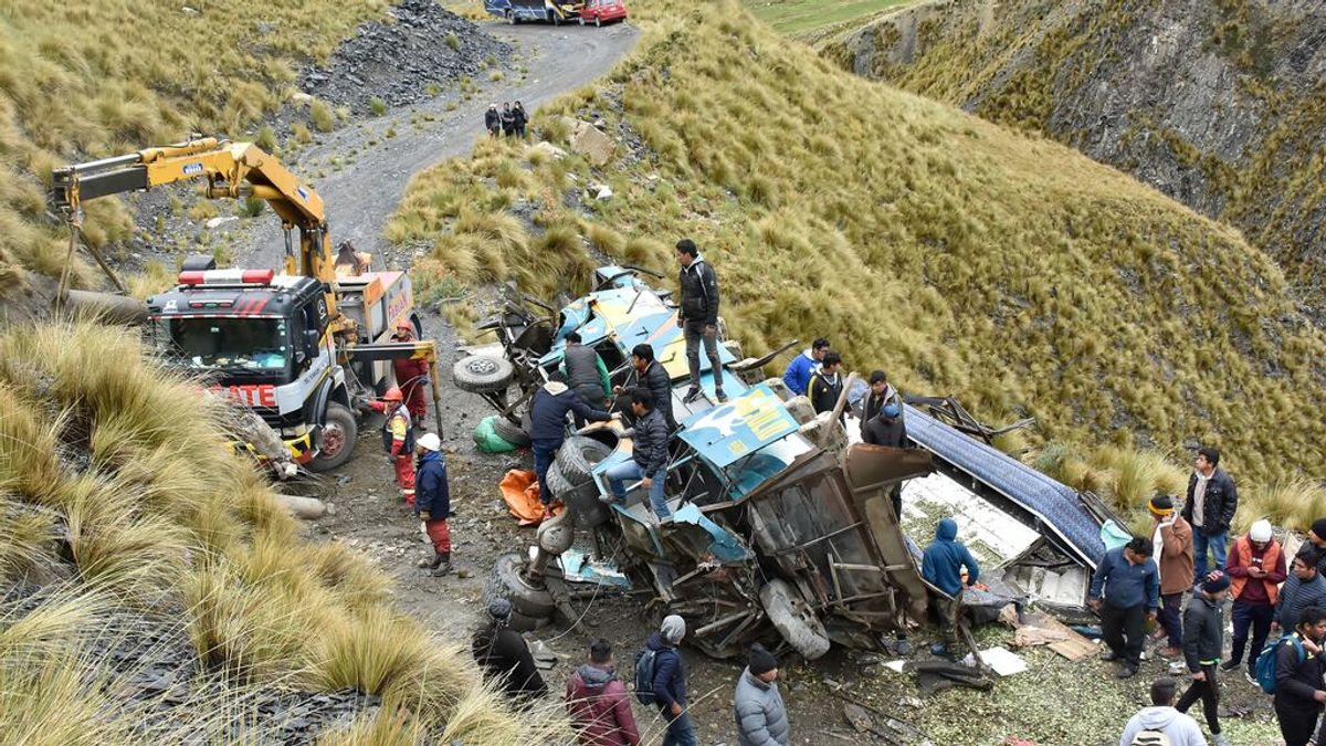 Accidente trágico en Bolivia: dos decenas de muertos tras despeñarse un autobús Accidente trágico en Bolivia: dos decenas de muertos tras despeñarse un autobús