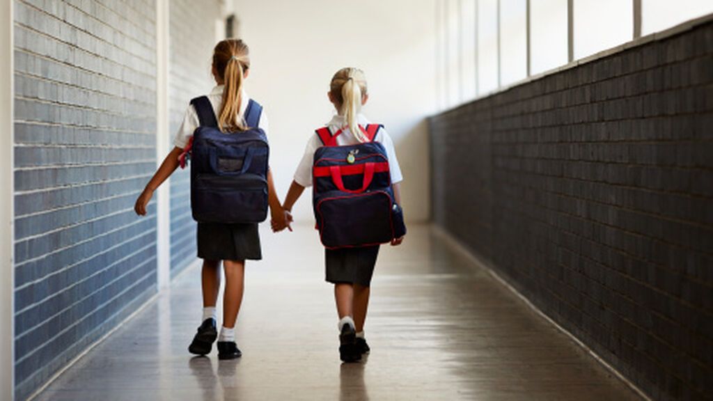 Un colegio de Mallorca decide eliminar el uniforme femenino porque las niñas “llevan la falda muy corta”