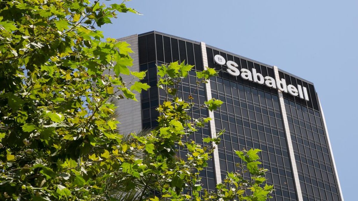 Sabadell plantea en el ERE el cierre de 320 oficinas y la conversión de 172 en cajas avanzadas Sabadell plantea en el ERE el cierre de 320 oficinas y la conversión de 172 en cajas avanzadas