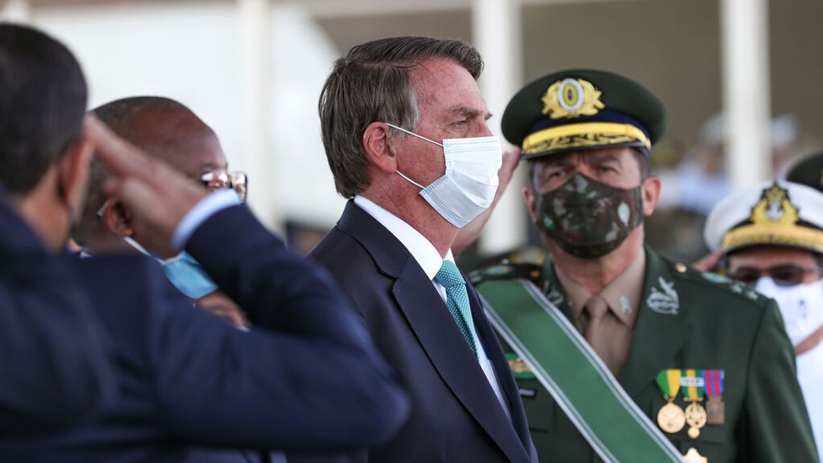Bolsonaro limita por decreto la expulsión de usuarios en redes sociales en un gesto hacia sus simpatizantes Bolsonaro limita por decreto la expulsión de usuarios en redes sociales en un gesto hacia sus simpatizantes