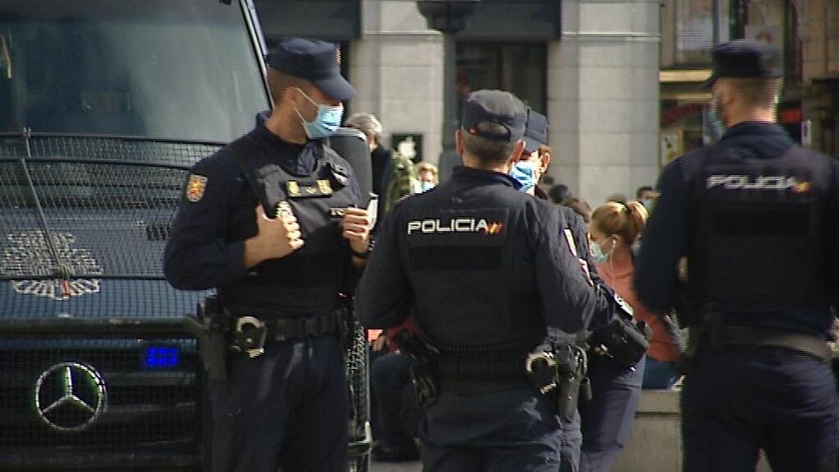 Policía revisa cámaras de la zona e interroga a testigos para detener a los autores de la agresión homófoba de Madrid