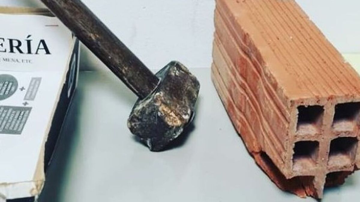 Atacan a policías locales de Huelva con martillos y ladrillos tras una persecución Atacan a policías locales de Huelva con martillos y ladrillos tras una persecución