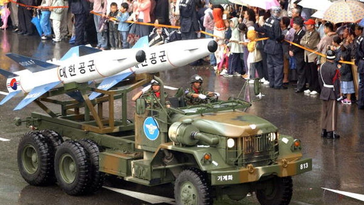 Corea del Sur lanza su primer misil balístico de "mar - tierra"