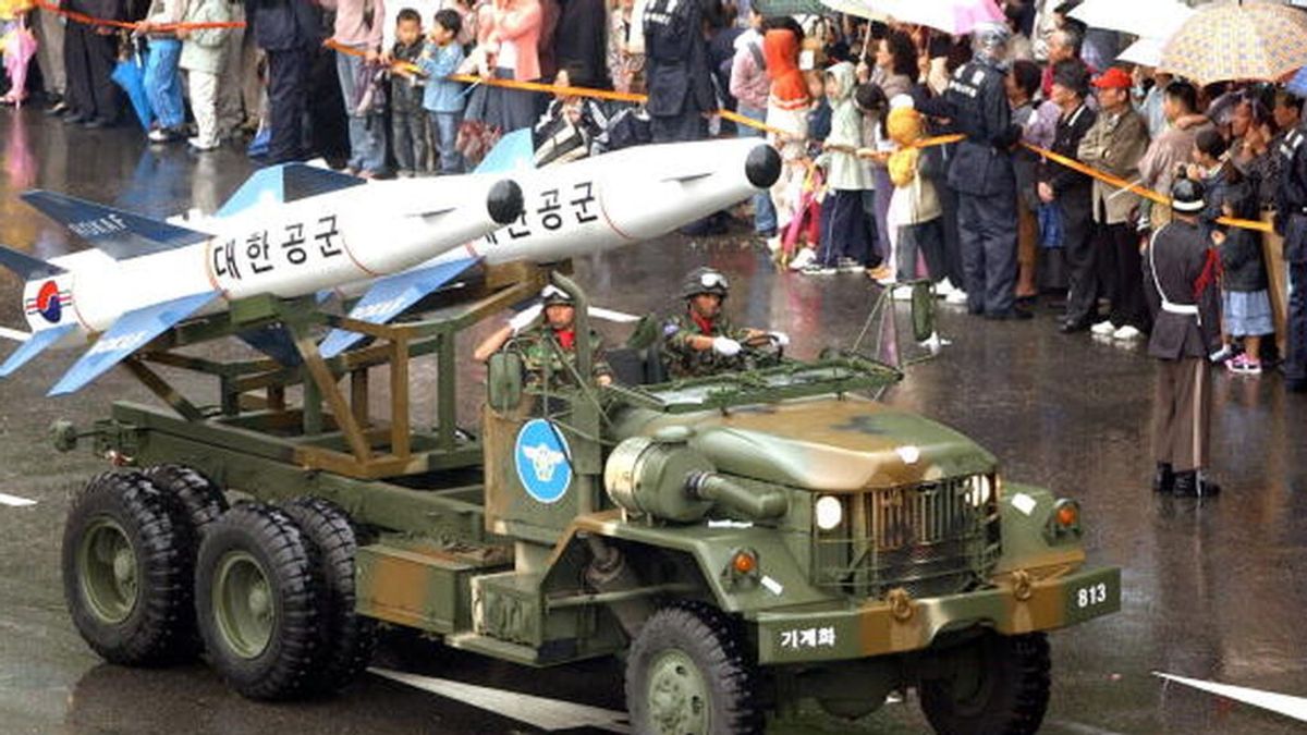 Corea del Sur lanza su primer misil balístico de "mar - tierra" Corea del Sur lanza su primer misil balístico de "mar - tierra"