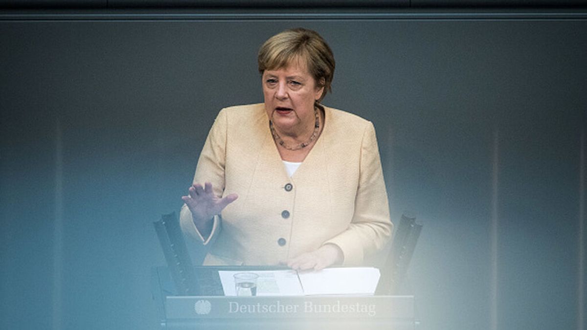 Merkel respalda a 'su' Armin Laschet y pasa al ataque contra el candidato socialdemócrata Olaf Scholz Merkel respalda a 'su' Armin Laschet y pasa al ataque contra el candidato socialdemócrata Olaf Scholz
