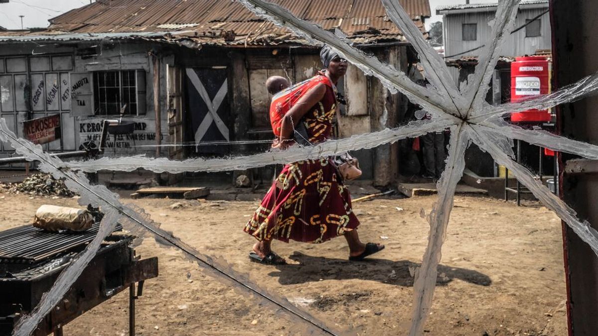Una madre africana portea a su bebé en un poblado de Kenia Una madre africana portea a su bebé en un poblado de Kenia