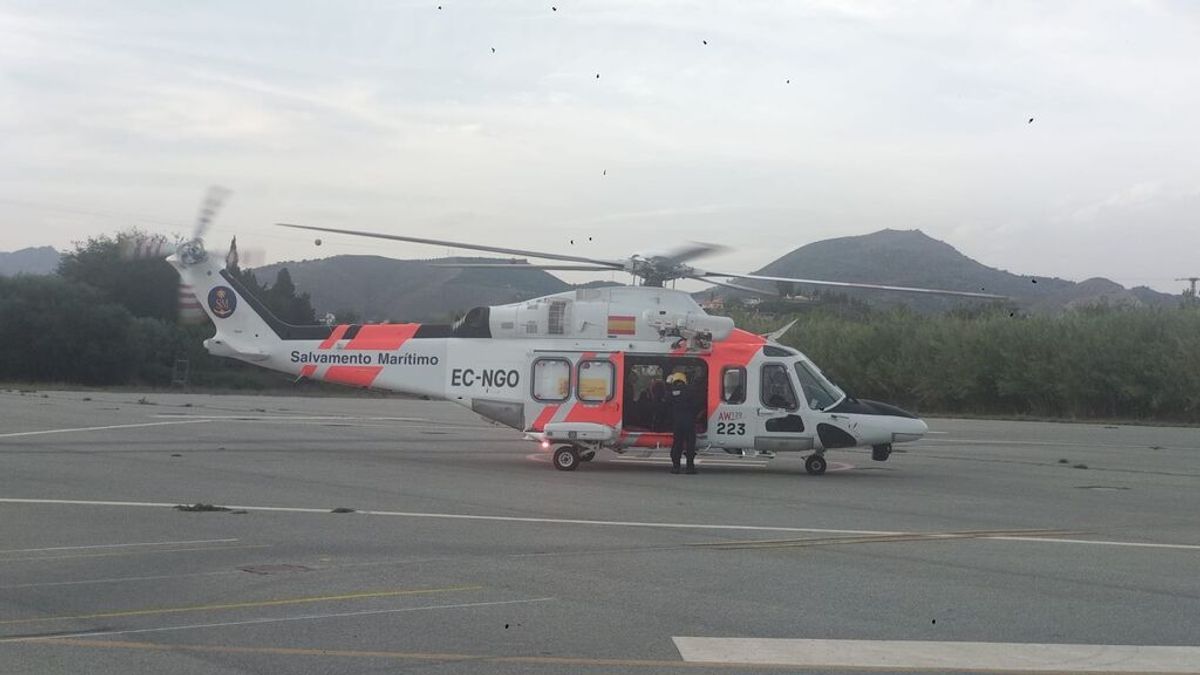 Rescatado un bañista atrapado en unas rocas a 100 metros de altura en una playa de Granada Rescatado un bañista atrapado en unas rocas a 100 metros de altura en una playa de Granada