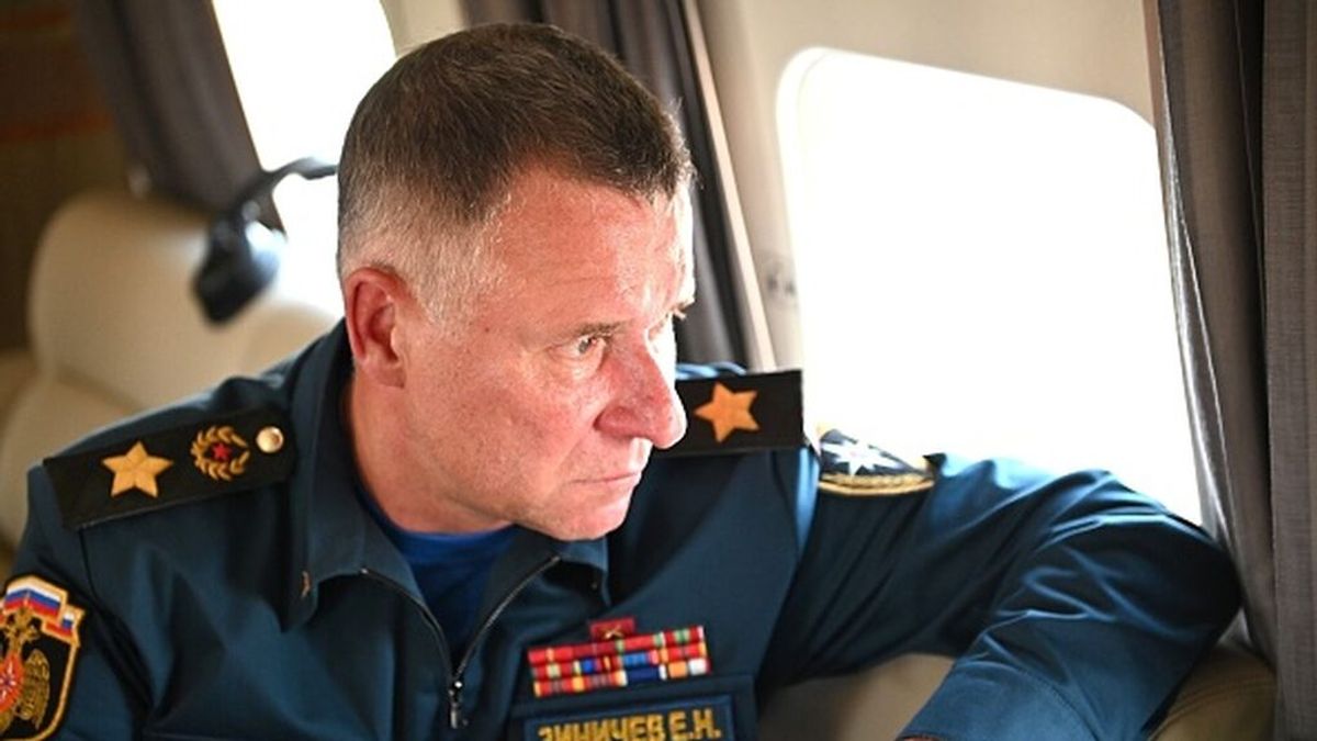 Muere el ministro ruso de Emergencias al tratar de salvar a una persona y caer por un acantilado en unas maniobras Muere el ministro ruso de Emergencias al tratar de salvar a una persona y caer por un acantilado en unas maniobras