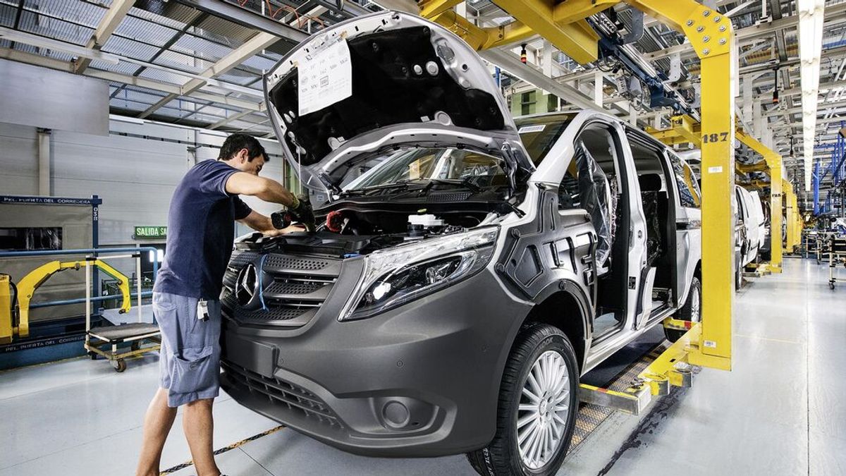 Un trabajador de Mercedes trabaja en la planta de Vitoria Un trabajador de Mercedes trabaja en la planta de Vitoria