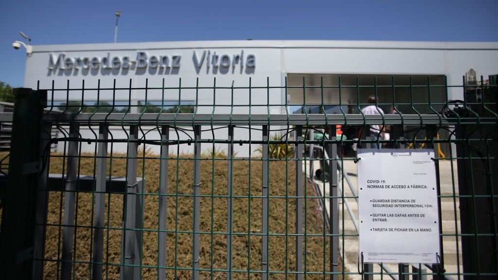 EuropaPress_3133693_fachada_planta_mercedes-benz_vitoria_reanudacion_lunes_actividad_tres