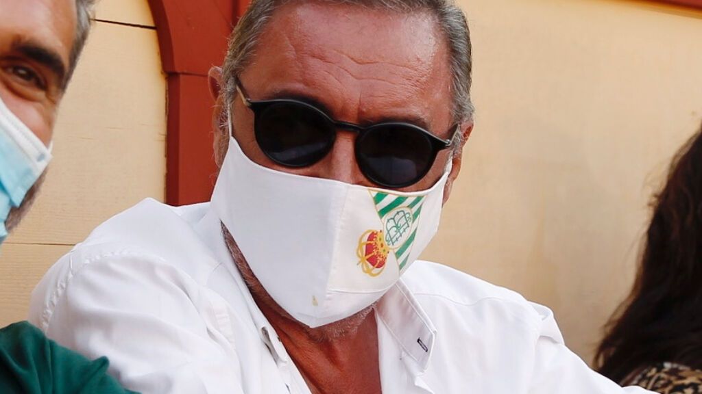 Carlos Herrera, en una corrida de toros con la mascarilla del Betis