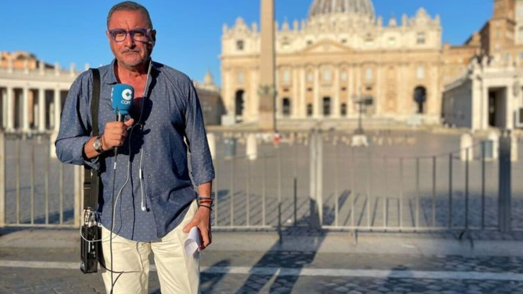 Carlos Herrera, con el micrófono de la cadena COPE