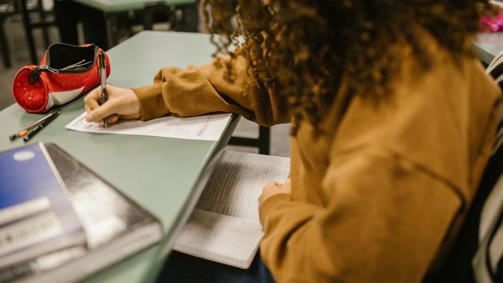 Estudiante copiando