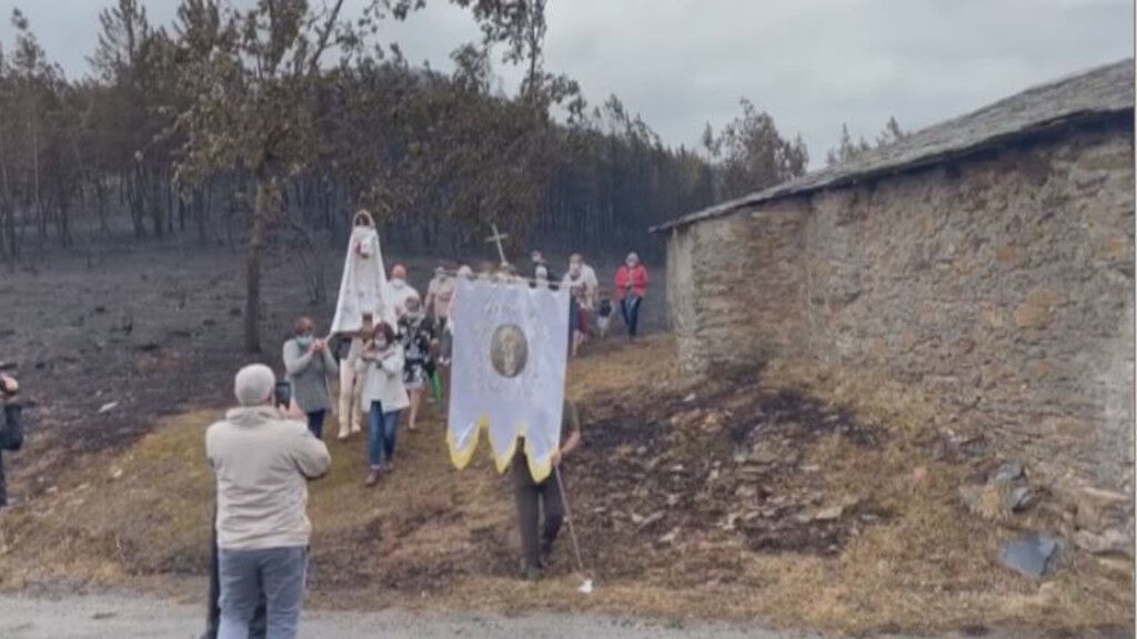 La Virgen que procesiona en medio del bosque quemado en Quiroga