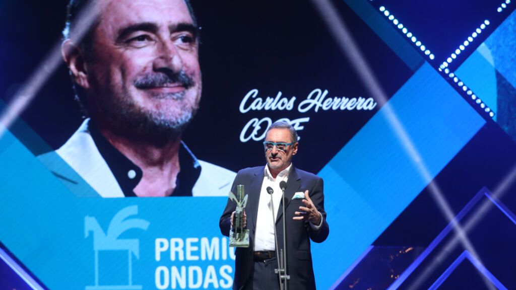 Carlos Herrera recibiendo el Premio Ondas