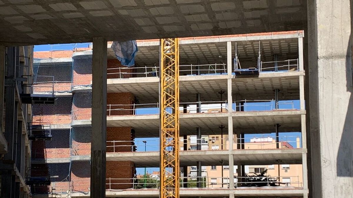 "Hasta que no cobre, no me bajo" Antonio, empresario sevillano atrincherado en una grúa por una deuda de más de 50.000 euros "Hasta que no cobre, no me bajo" Antonio, empresario sevillano atrincherado en una grúa por una deuda de más de 50.000 euros