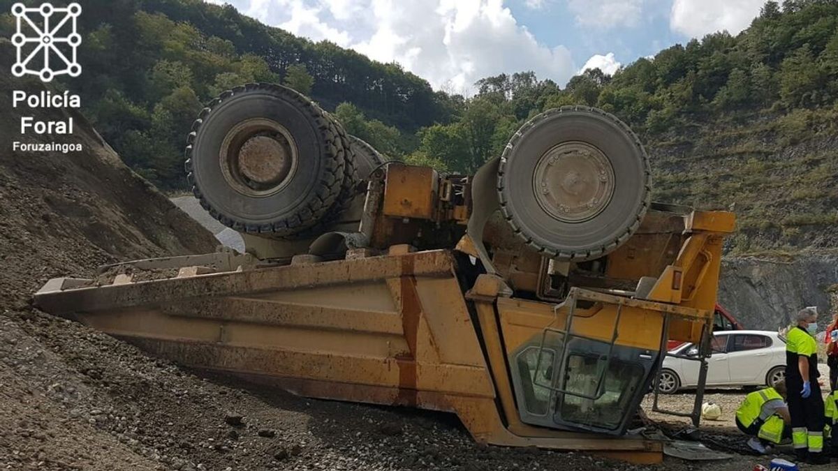 Camión volcado en las canteras de Igantzi Camión volcado en las canteras de Igantzi