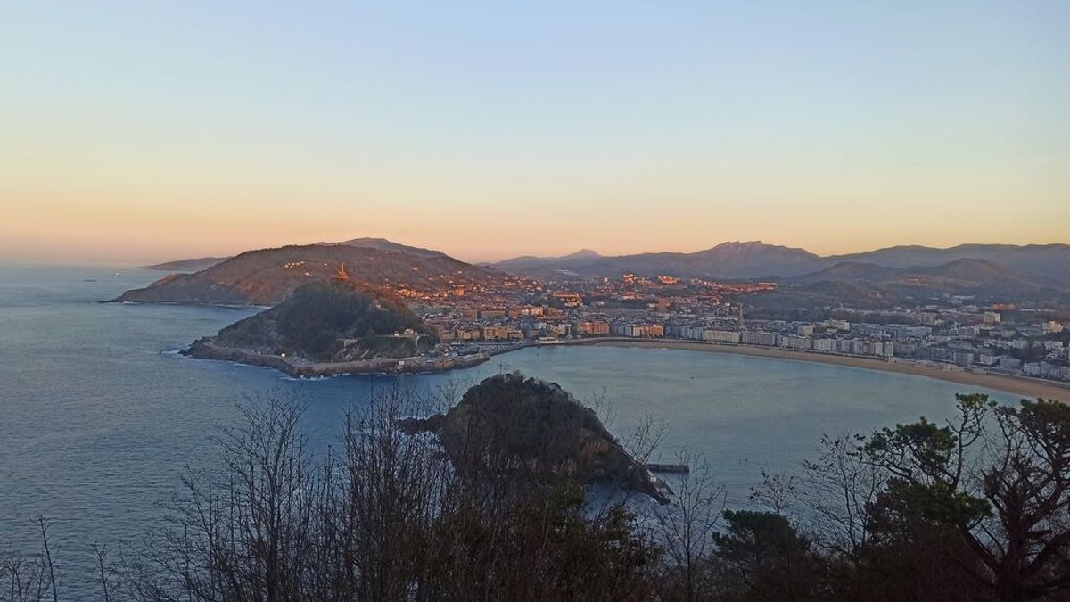 La isla Santa Clara en la bahía de La Concha de San Sebastián. La isla Santa Clara en la bahía de La Concha de San Sebastián.