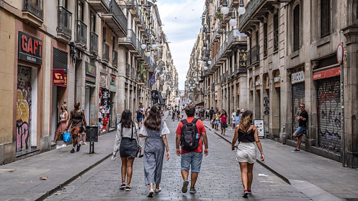 España baja a un nivel de riesgo medio y las comunidades anuncian la relajación de medidas España baja a un nivel de riesgo medio y las comunidades anuncian la relajación de medidas