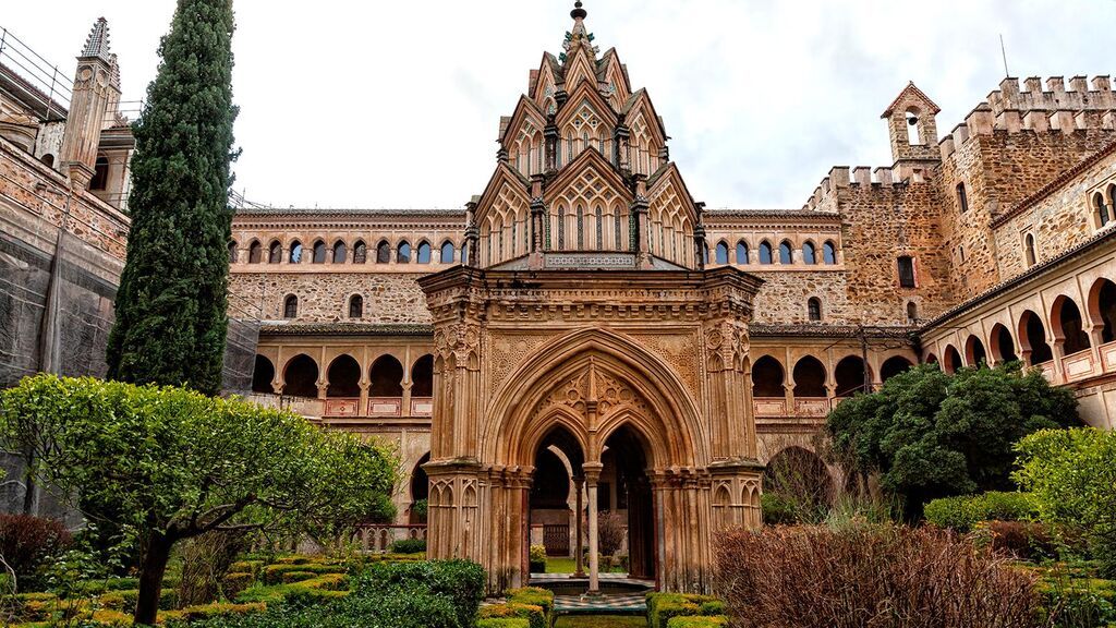 Claustro_mudejar_y_templete_Monasterio_Guadalupe