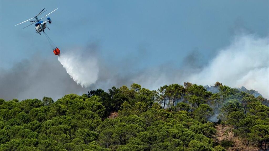 Muere un bombero de 44 años de Almería en la extinción del gran incendio provocado de Sierra Bermeja