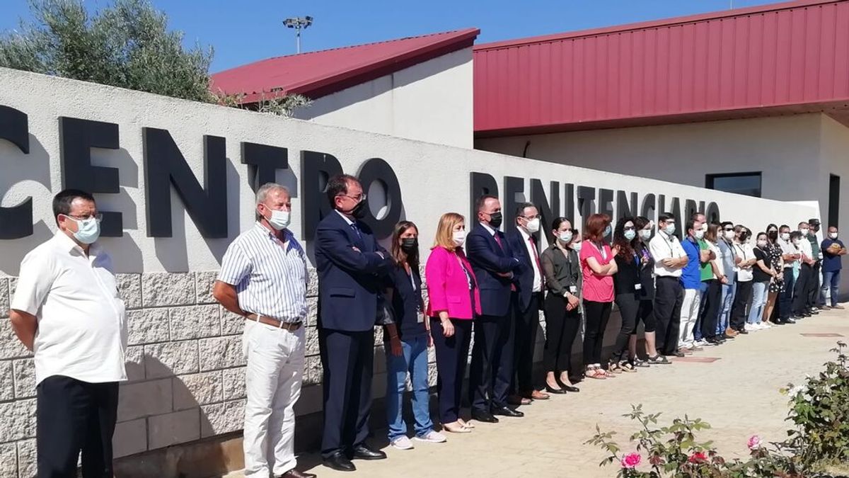 Concentración en la cárcel de Villena para condenar la agresión a su subdirectora Concentración en la cárcel de Villena para condenar la agresión a su subdirectora