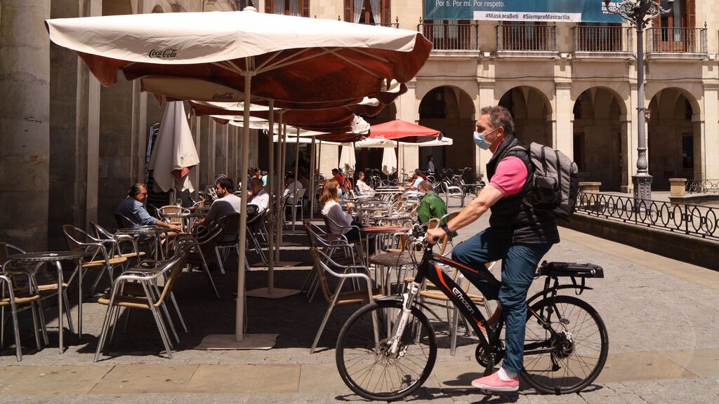 EuropaPress_3238091_hombre_mascarilla_pasea_bicicleta_lado_terraza_centrica_calle