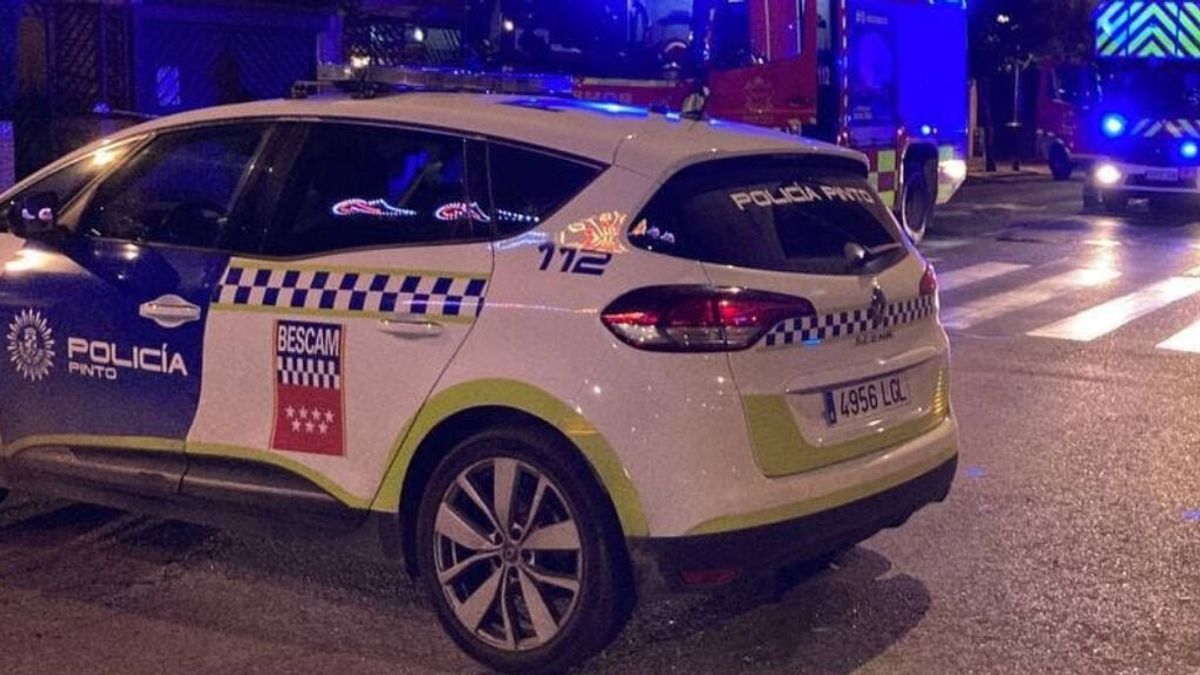 La policía de Pinto libera con un gato hidráulico a una niña que metió la cabeza entre unos barrotes La policía de Pinto libera con un gato hidráulico a una niña que metió la cabeza entre unos barrotes