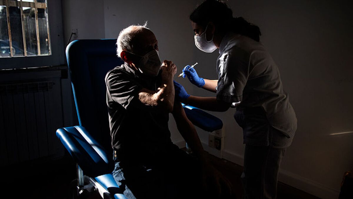 La inmunosenescencia y el riesgo de hospitalización en los mayores vacunados: la tercera dosis, más cerca La inmunosenescencia y el riesgo de hospitalización en los mayores vacunados: la tercera dosis, más cerca