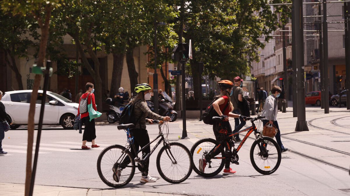 Dos chicas con sus bicicletas por el centro de Vitoria