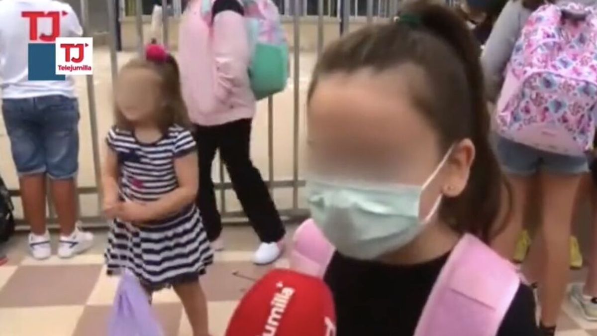 Una niña arrasa con su opinión sobre las mascarrillas en el cole: "Es un rollo, pero bueno, hay que sobrevivir" Una niña arrasa con su opinión sobre las mascarrillas en el cole: "Es un rollo, pero bueno, hay que sobrevivir"