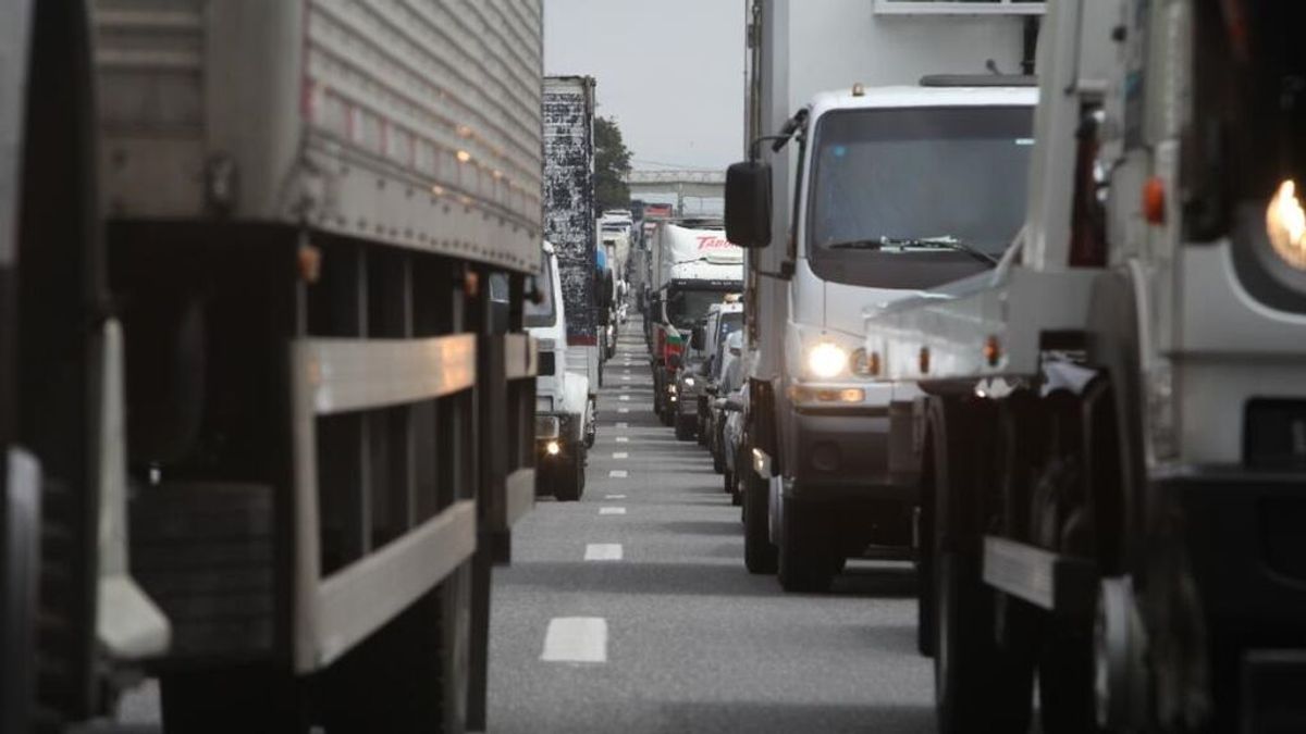 Catalunya prohibirá la circulación de camiones por la carretera AP-7 los domingos de septiembre Catalunya prohibirá la circulación de camiones por la carretera AP-7 los domingos de septiembre