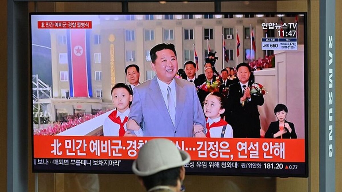 Corea del Norte celebra su aniversario con un desfile militar nocturno y sin exhibir misiles