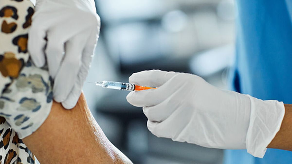 La EMA estudia inocular una dosis de refuerzo de la vacuna a los seis meses de tener la pauta completa