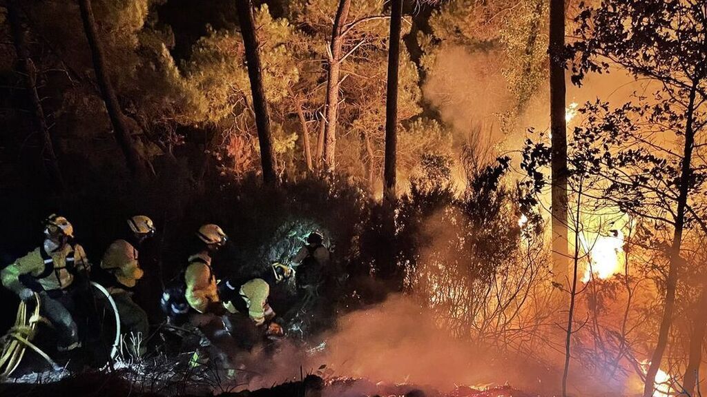 El incendio de la Sierra Bermeja fuerza 400 desalojos y el corte de la AP-7 en Málaga