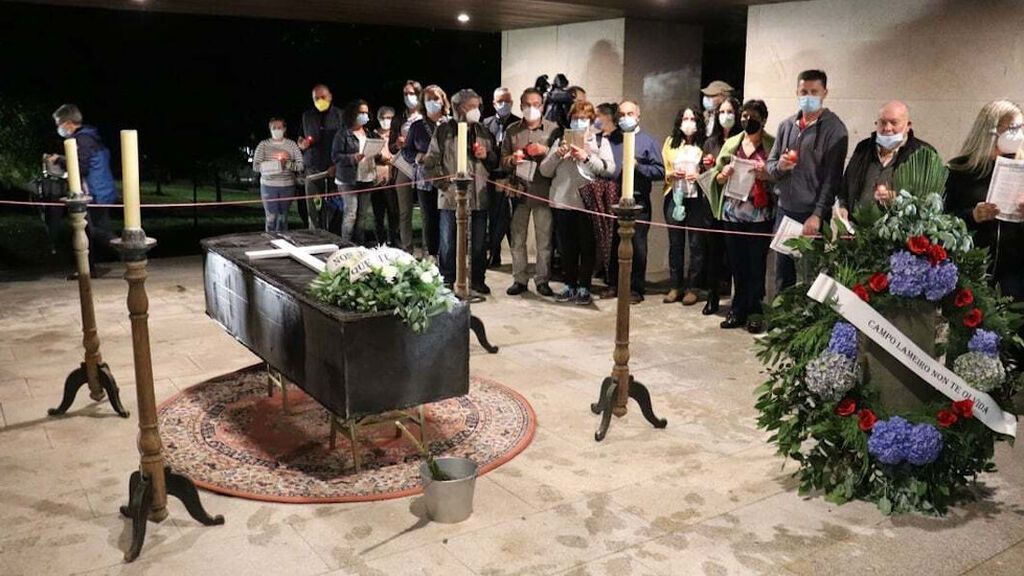 Coche fúnebre, ataúd y coronas en Campo Lameiro por la muerte de su oficina bancaria