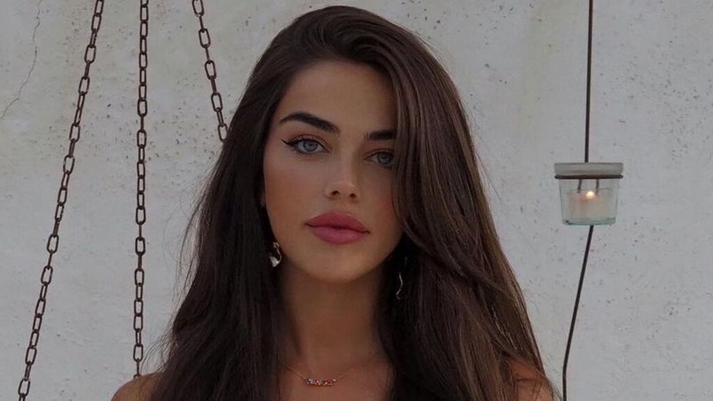 El susto de Violeta Mangriñán en sus vacaciones en Menorca: “"He notado como si se me partiese el cráneo"