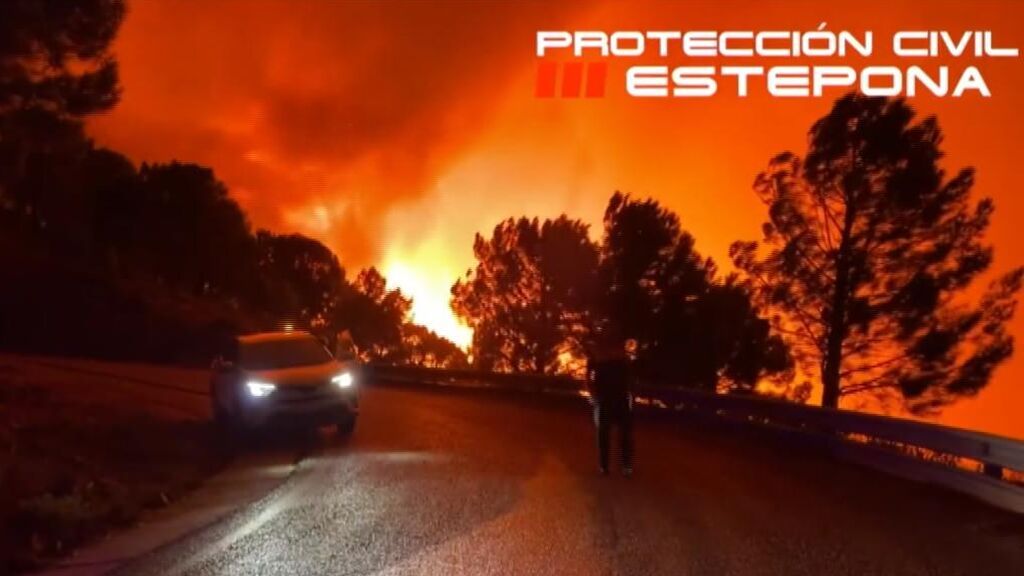 Un incendio arrasa Estepona y obliga a desalojar a 400 vecinos